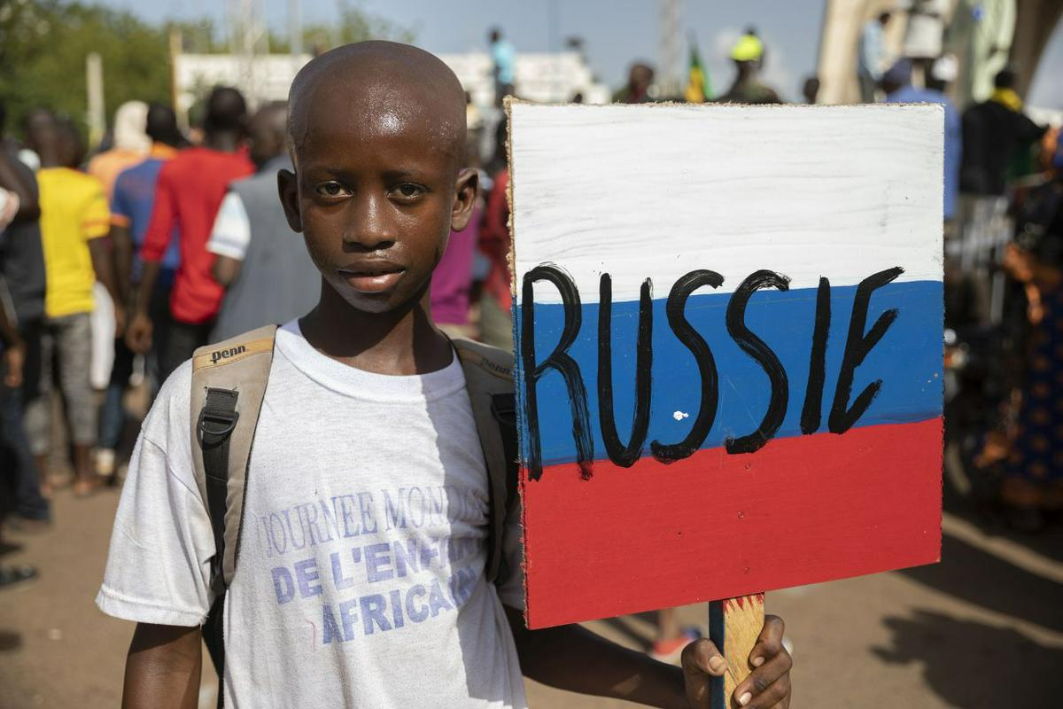 Ruske zastave so postale stalnica na protestih v Maliju. Foto: EPA