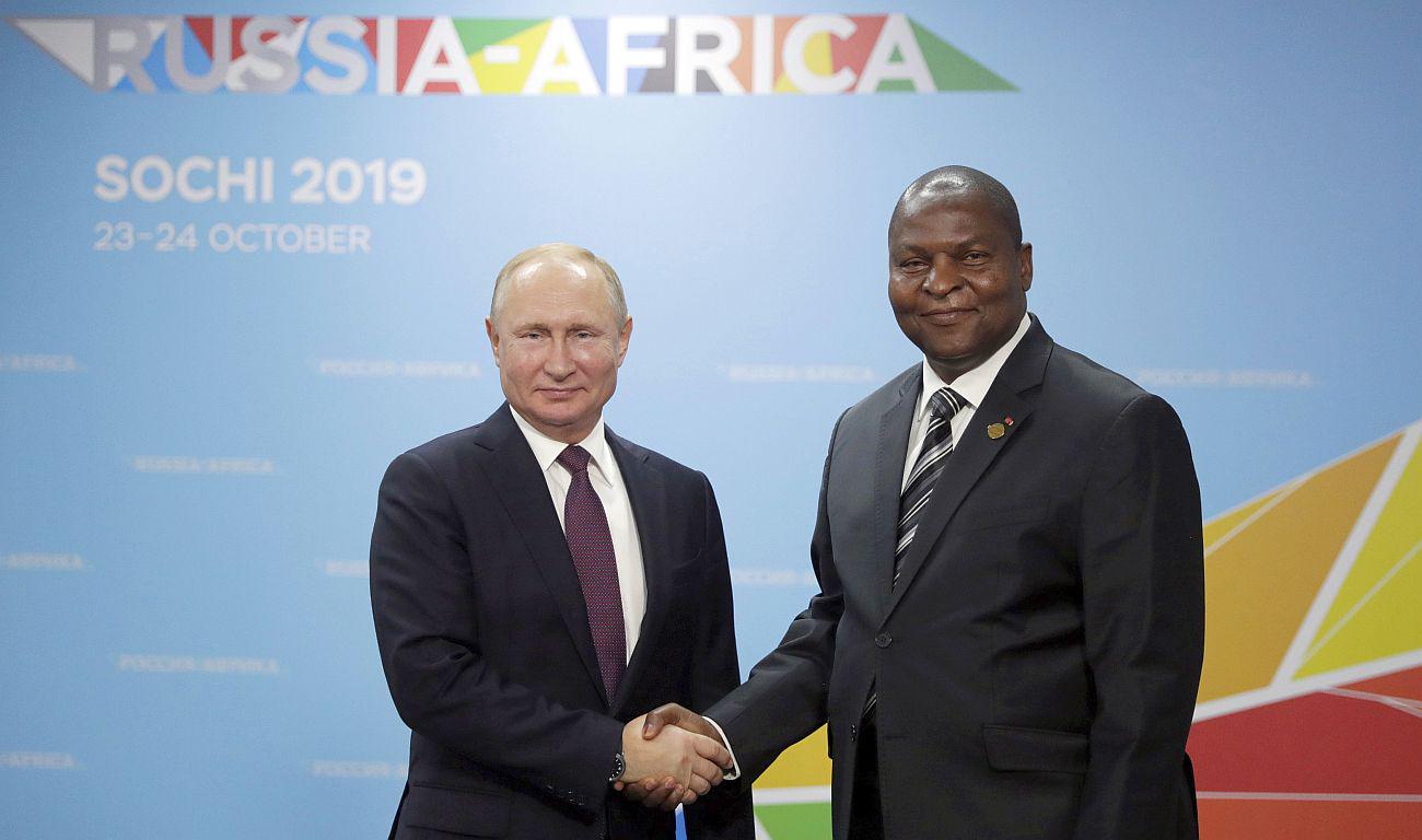 Ruski predsednik Vladimir Putin je leta 2019 v Sočiju priredil rusko-afriški vrh, na katerega je prišlo 43 afriških voditeljev, med njimi tudi predsednik Srednjeafriške republike Faustin Archange Touadara, ki ima pripadnike Wagnerja v predsedniški straži. Foto: EPA