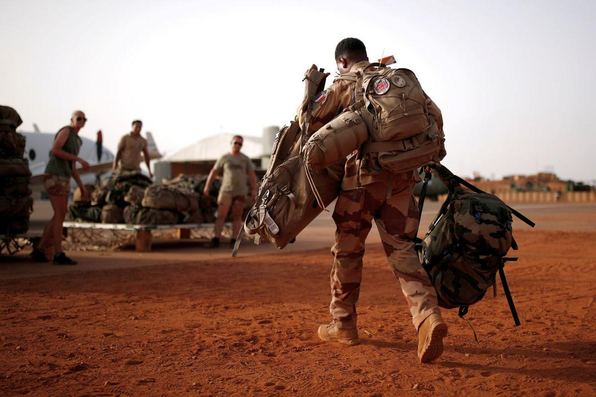 Francija namerava občutno zmanjšati število svojih vojakov v Sahelu in pričakuje, da se bo v protiteroristične operacije vključilo več drugih držav. Foto: Reuters