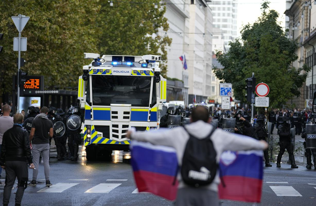 Policija je uporabila solzivec in vodni top v več delih Ljubljane. Foto: AP