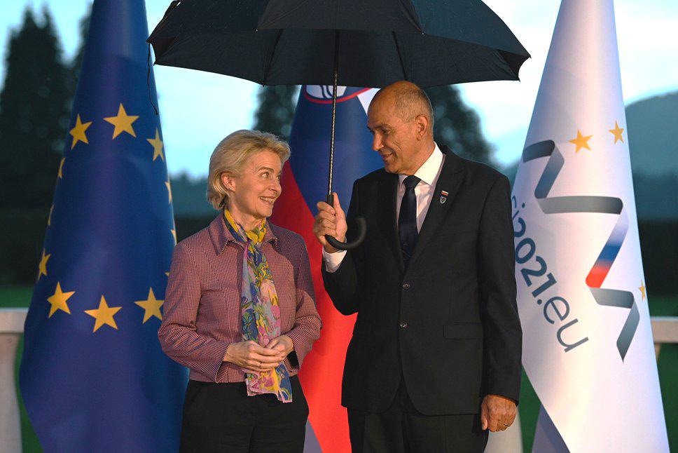 Evropsko unijo zastopata Charles Michel in Ursula von der Leyen, gostitelj pa je premier Janez Janša. Foto: Vlada RS