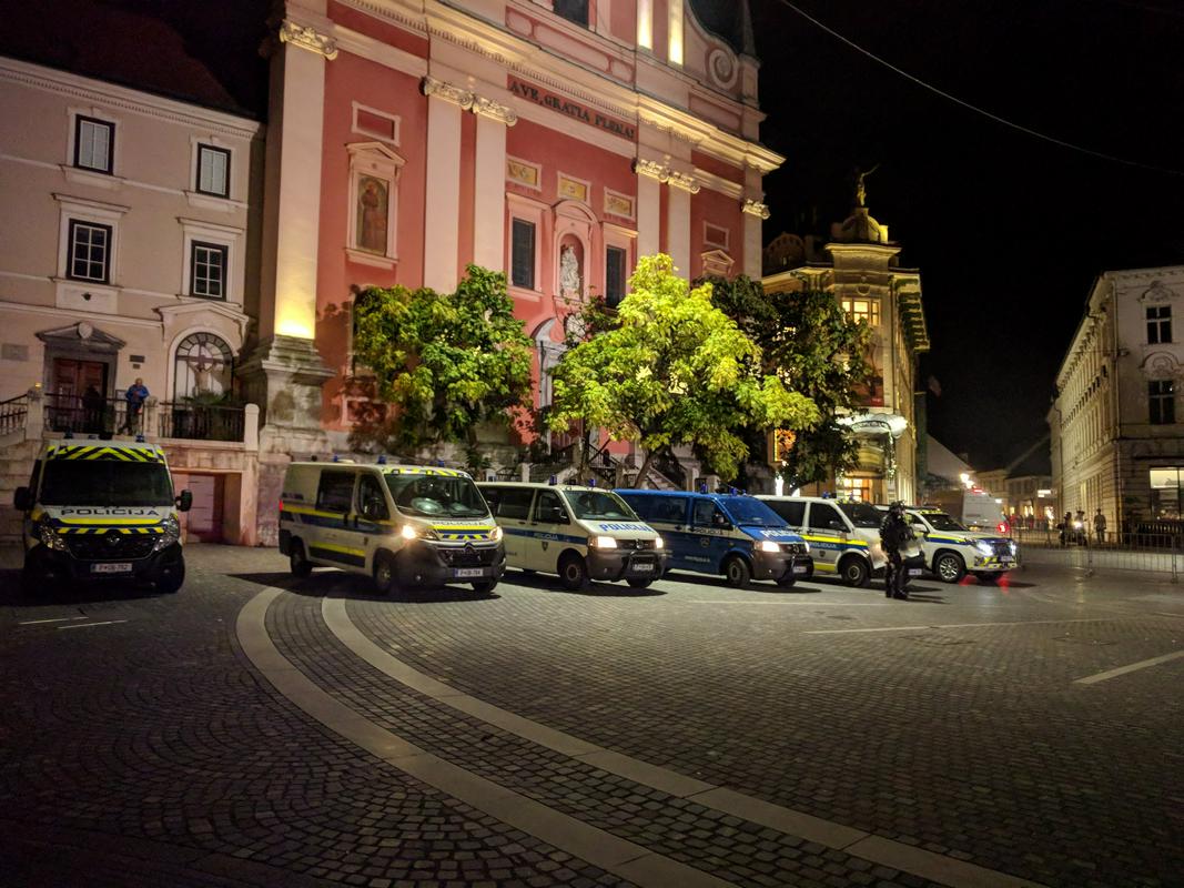 Središče Ljubljane okoli 20. ure: policijska vozila in številni policisti na ulicah v središču Ljubljane. Foto: MMC RTV SLO/Miha Zavrtanik