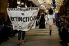 Modno revijo Louisa Vuittona v Parizu zmotila okoljska protestnica