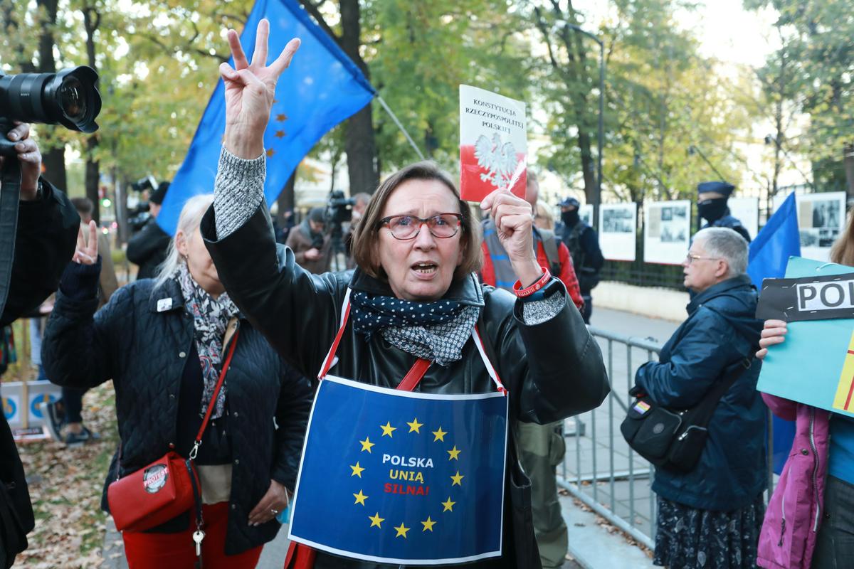 Proevropski protestniki pred poljskim ustavnim sodiščem. Foto: Reuters