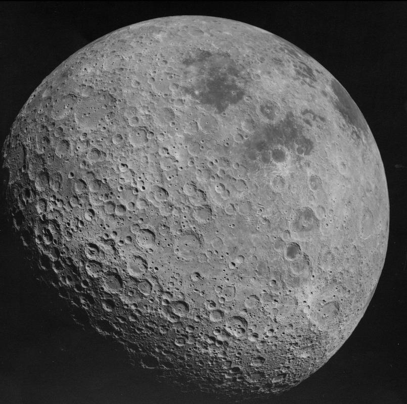 Oddaljena stran, posneta na odpravi Apollo 16. Oddaljena stran Meseca je tista, ki vedno kaže stran od Zemlje. Včasih se ji napačno reče temna stran, kar ni, saj tudi nanjo periodično sveti Sonce. Foto: Nasa