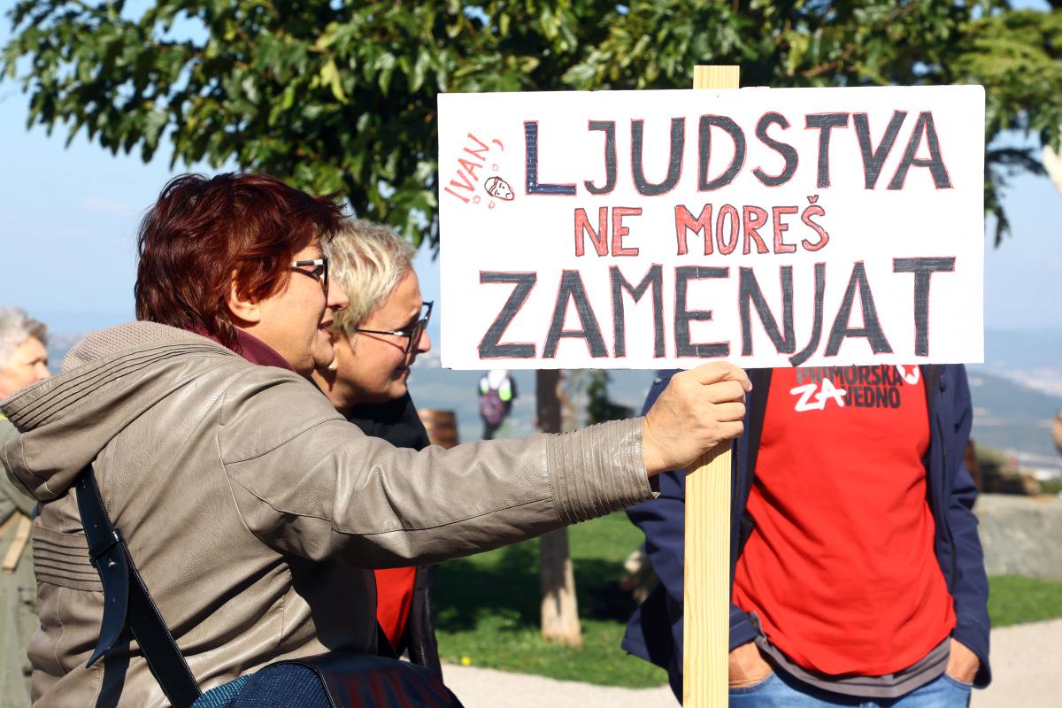 Protestniki v Marezigah. BoBo/Borut Živulović