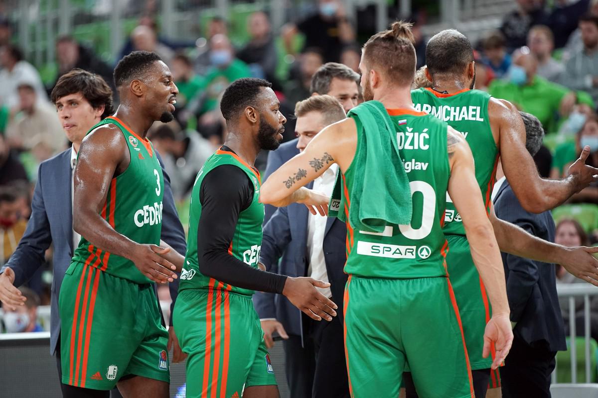 Cedevita Olimpija in Budućnost – stara znanca iz pretekle sezone, saj sta se pomerila tako v Ligi ABA kot tudi v drugem delu Eurocupa. Na stoženskem parketu je bila obakrat močnejša ljubljanska ekipa, v Podgorici pa je zmago dvakrat slavila Budućnost. Prav poraz v Morači v zadnjem kolu drugega dela Evropskega pokala je pokopal upe zmajev na preboj v četrtfinale tekmovanja. Foto: www.alesfevzer.com Cedevita Olimpija in Budućnost – stara znanca iz pretekle sezone, saj sta se pomerila tako v Ligi ABA kot tudi v drugem delu Eurocupa. Na stoženskem parketu je bila obakrat močnejša ljubljanska ekipa, v Podgorici pa je zmago dvakrat slavila Budućnost. Prav poraz v Morači v zadnjem kolu drugega dela Evropskega pokala je pokopal upe zmajev na preboj v četrtfinale tekmovanja. Foto: www.alesfevzer.com