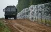 Poljska namerava rezilno žico na meji z Belorusijo zamenjati s pregrado