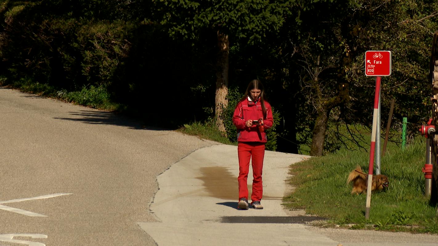 V občini Osilnica pravijo, da so iz projektov regionalne razvojne agencije do letošnjega leta prejeli le kolesarske table v projektu kolesarskih poti. Foto: TV Slovenija