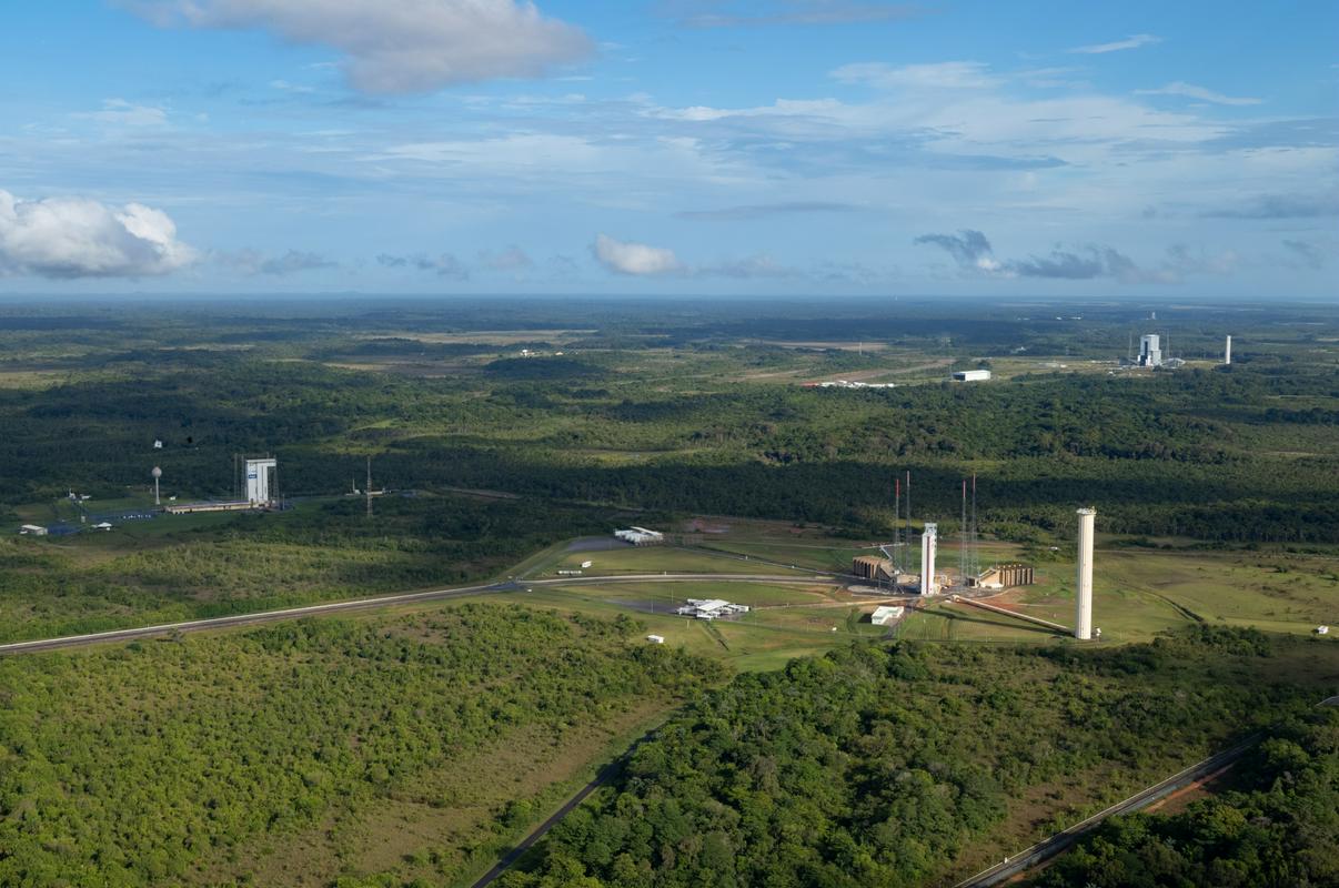Izstrelišče v Francoski Gvajani. Vidne so ploščadi za (od leve proti desni) Vego, Ariane 5 in Ariane 6. Foto: Esa