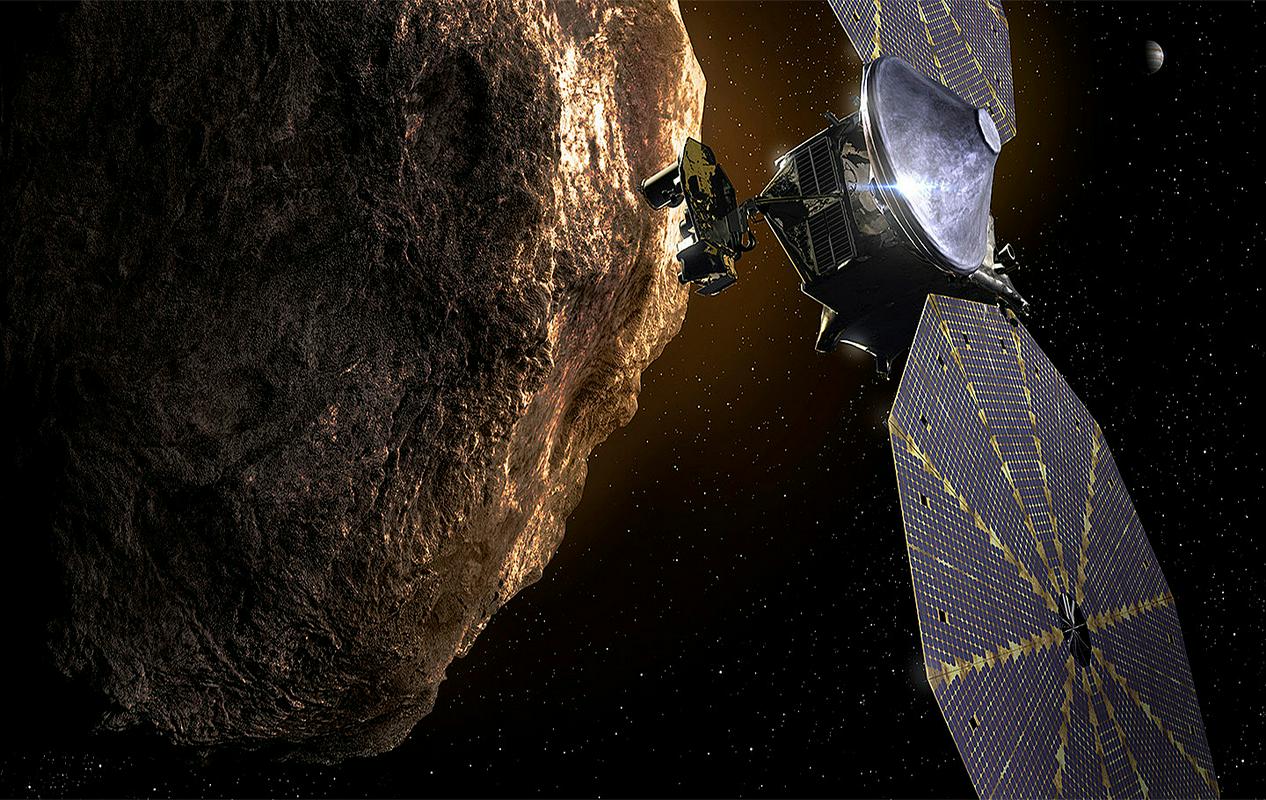 Simbolična podoba sonde Lucy pri trojancu. Ker gre tako daleč od Sonca, kjer je temneje, ima velika panela sončnih celic, široka 7,3 metra. Sondo je izdelal Lockheed Martin, masa znaša 1,5 tone. Foto: Nasa