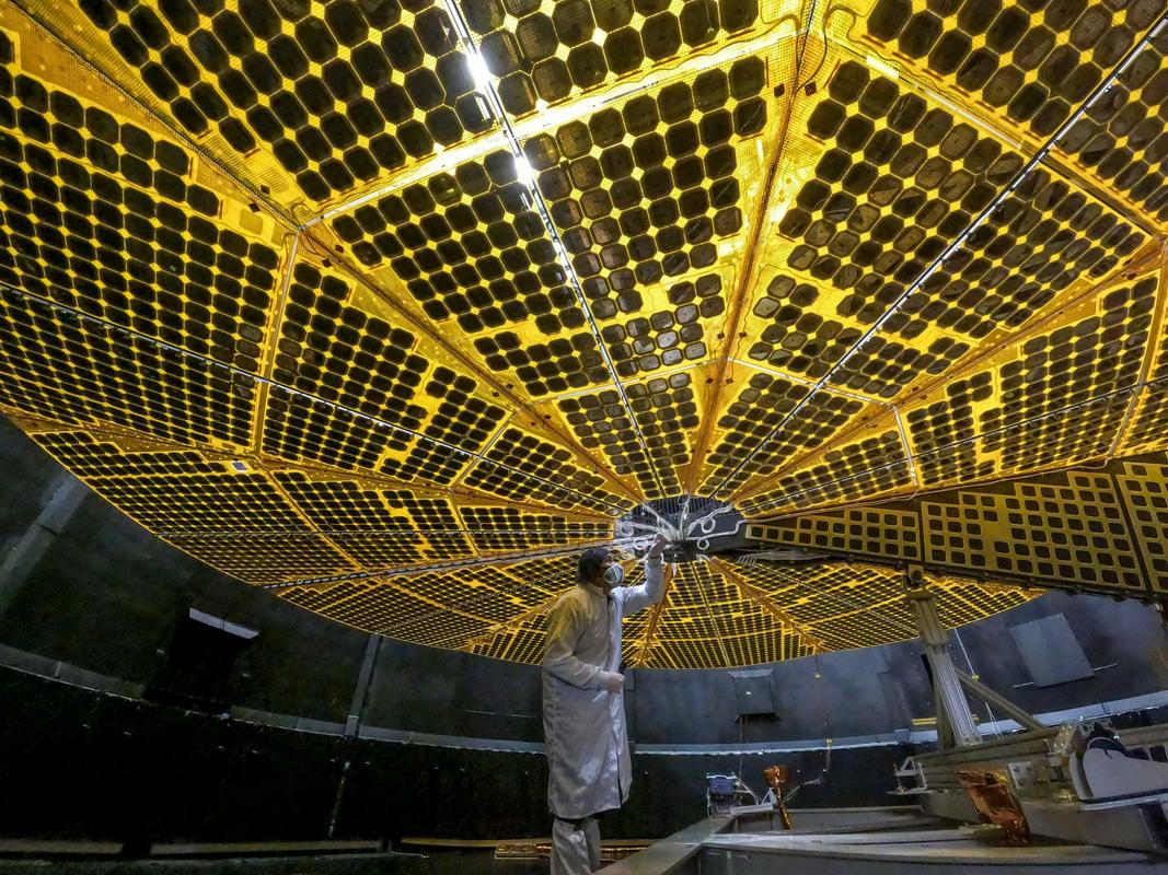 Velikost panela sončnih celic. Ob izstrelitvi je zložen, v vesolju se je razprl. Foto: Lockheed Martin