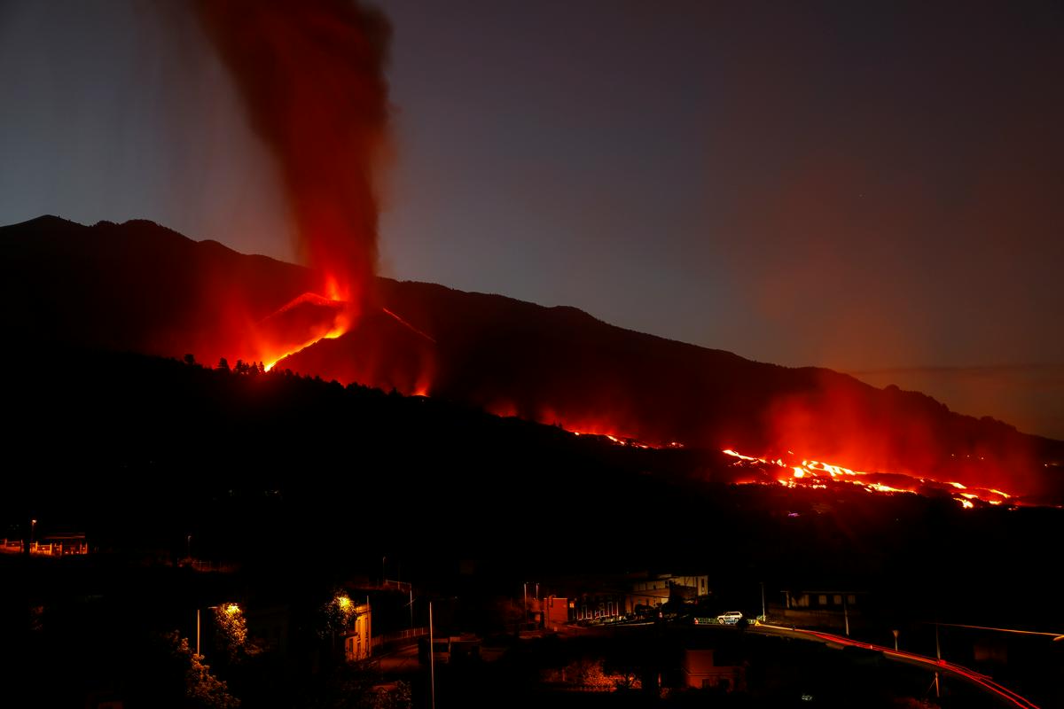Today's view of the volcano Cumbre Vieja.  Photo: Reuters