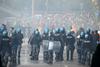 V Trstu policija protestnike proti covidnemu potrdilu razgnala s solzivcem in vodnim topom