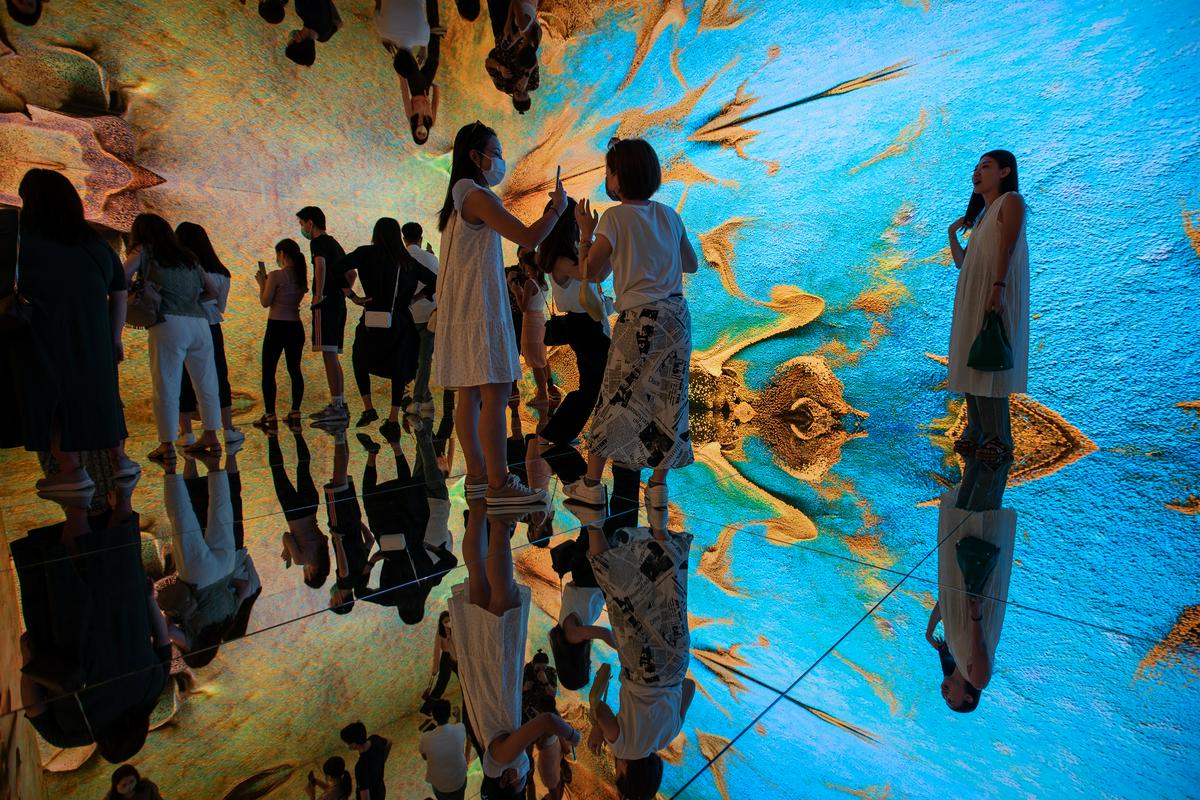 Kako bodo videti prostori v metaverzumu? Prizor z razstave Machine Hallucination Space umetnika Refika Anadola na sejmu digitalne umetnosti v Hongkongu. Foto: EPA
