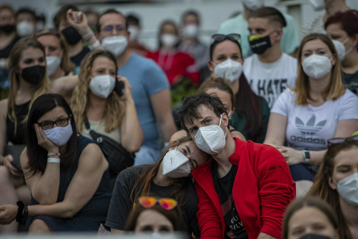Na delovnih mestih na Češkem bodo obvezne maske tipa FFP2. Foto: EPA