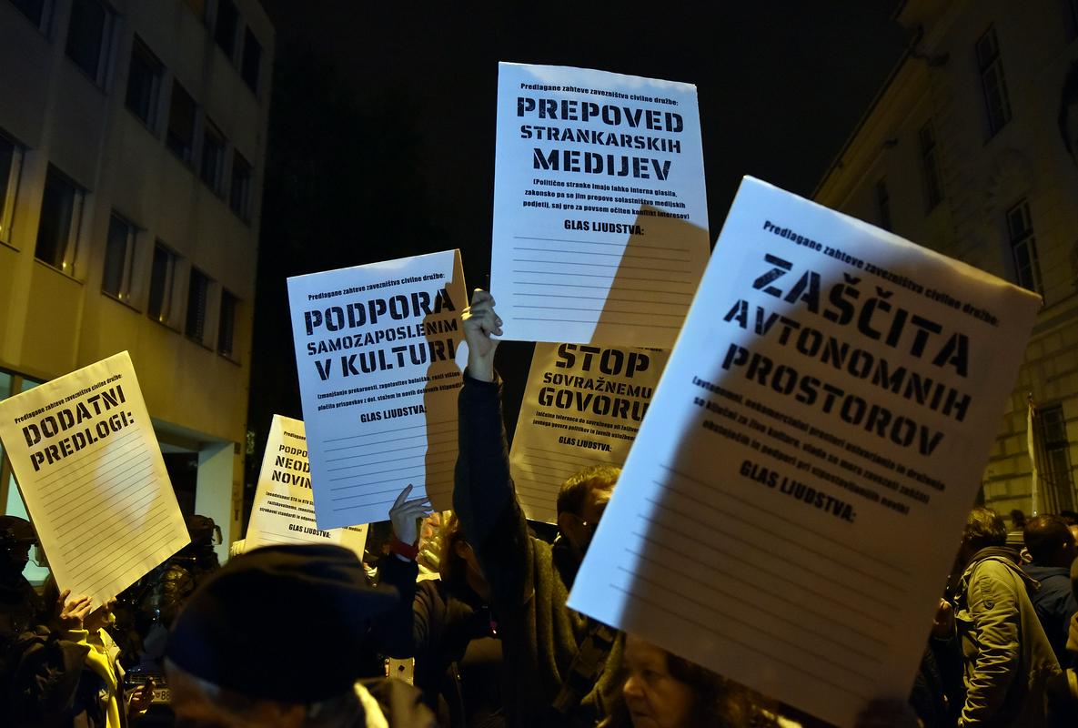 Protestniške zahteve pred ministrstvom za kulturo. Foto: BoBo/Žiga Živulović