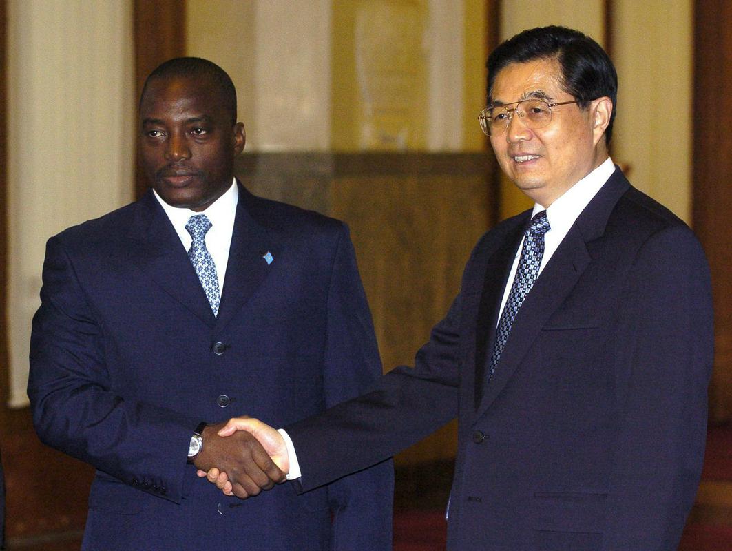Kabila in Hu na srečanju v Pekingu leta 2005, ko je Kitajska že zagnala svojo strategijo iskanja naravnih virov po svetu za pogon domačega gospodarskega razcveta. Srečanje je potekalo v okviru foruma kitajsko-afriškega sodelovanja (FOCAC), ki ga vsake tri leta od leta 2000 naprej organizira Kitajska in poteka izmenično na afriških ali kitajskih tleh. Foto: AP