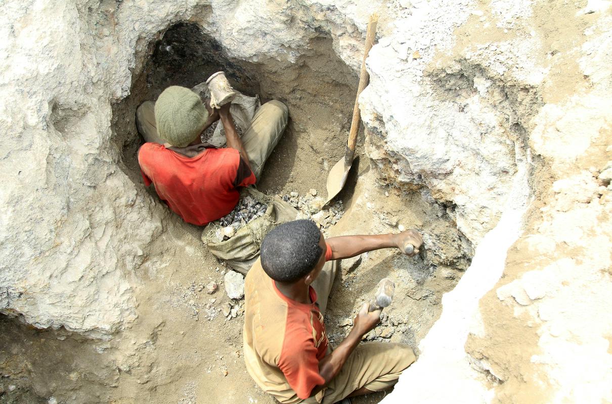Zaradi vse ostrejših kritik iz sveta v zadnjih letih so oblasti v DR Kongu le začeli reševati vprašanje majhnih obrtniških rudnikov, kjer delavci z golimi rokami in preprostimi orodji v nevarnih razmerah kopljejo rudo, ki jo nato prodajajo vplivnim posrednikom za prodajo naprej. Država se je julija letos zavezala, da bo sama začela odkupovati nakopane rudnine in tako postala edini zakoniti kupec od rudarjev v teh rudnikih. Foto: Reuters
