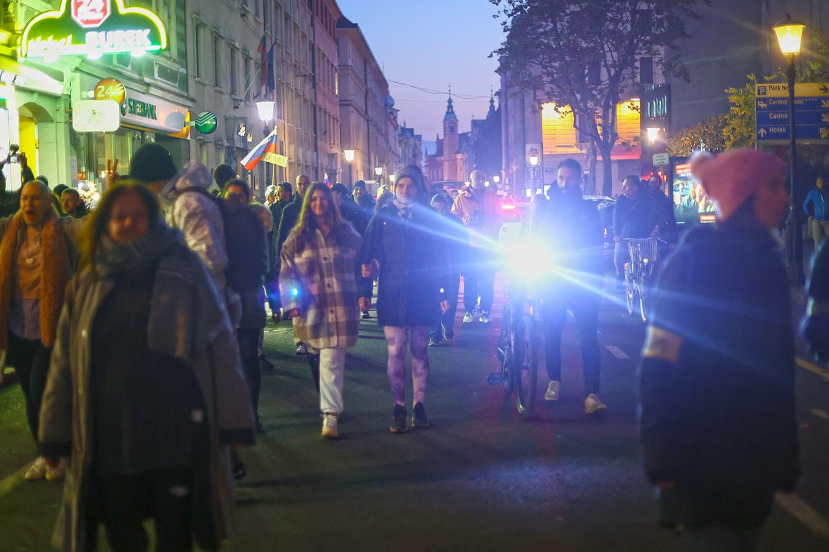 Okoli 18. ure so se protestniki podali še na sprehod po ljubljanskih ulicah. Foto: BoBo