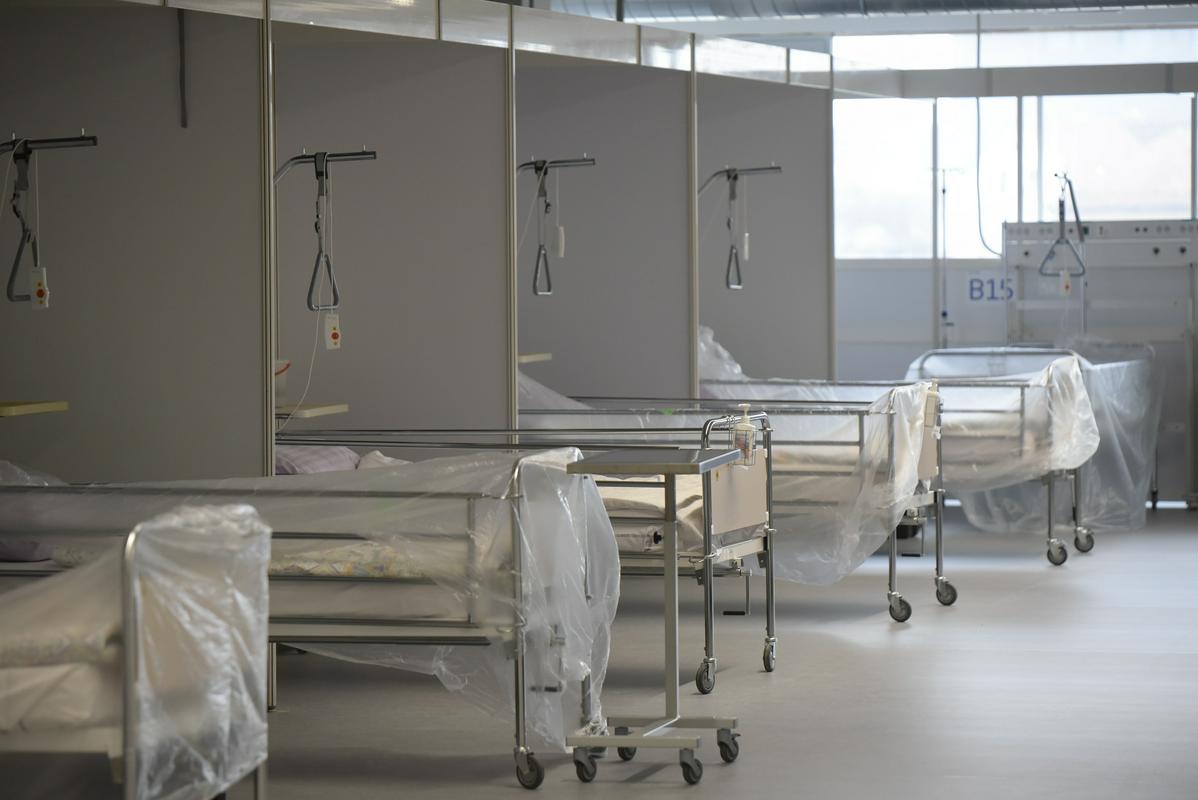 Ogroža nas število težkih pacientov, ki polnijo bolnišnične postelje, je opozoril minister Poklukar. Foto: BoBo