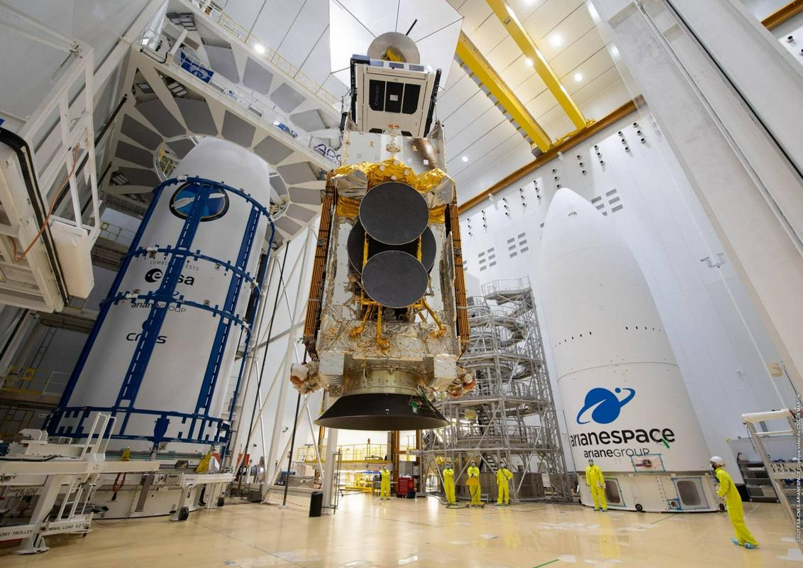 SES-17 med nameščanjem. Tokrat so tovorni prostor zaradi dveh velikih satelitov povečali. Foto: ArianeSpace