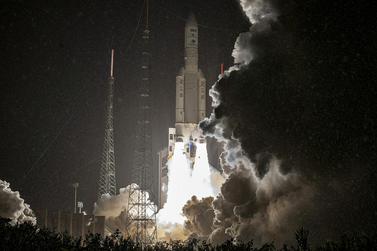 Ariane 5 je 50,5 metra visoka in 5,4 metra široka raketa, ki v nizkozemeljsko tirnico zmore 20 ton. Od leta 2003 ima skoraj popoln rovaš, moti ga le ena delno uspešna izstrelitev. Foto: ArianeSpace