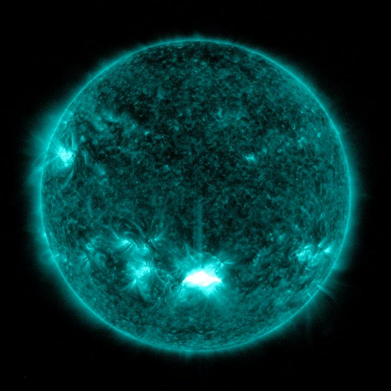 Sonce v ultravijolični svetlobi. Blišč je svetla lisa spodaj. Foto: NASA/GSFC/SDO