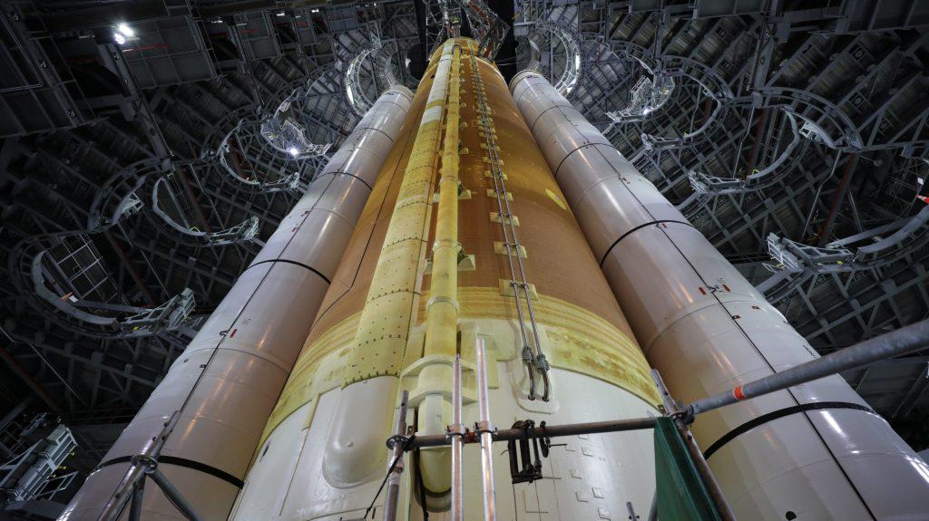 Skoraj sto metrov visoka raketa. V okviru misije Artemis I bo pognala vesoljsko ladjo na pot do Meseca, v njegovo orbito in nazaj prvič po programu Apollo. Foto: NASA/GSFC/SDO