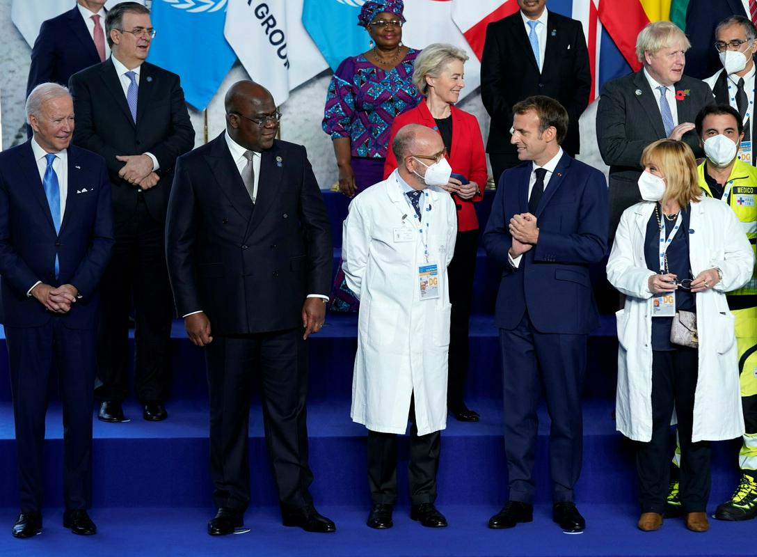 Italijanski premier Mario Draghi je na skupinsko fotografiranje povabil tudi italijanske zdravnike, ki zdravijo  obolele s covidom-19. Foto: Reuters