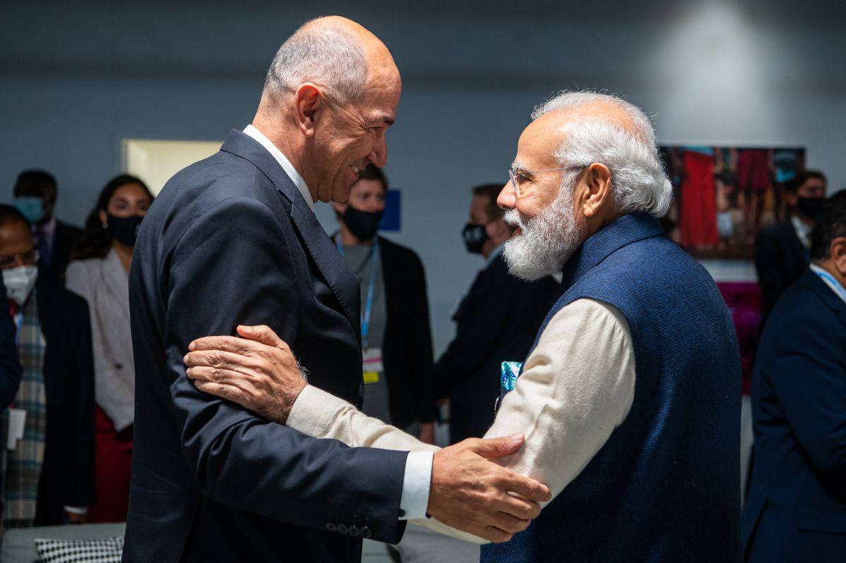 Na podnebnem vrhu v Glasgowu se je predsednik vlade Janez Janša srečal tudi z indijskim premierjem Narendro Modijem. Foto: Twitter profil vlade
