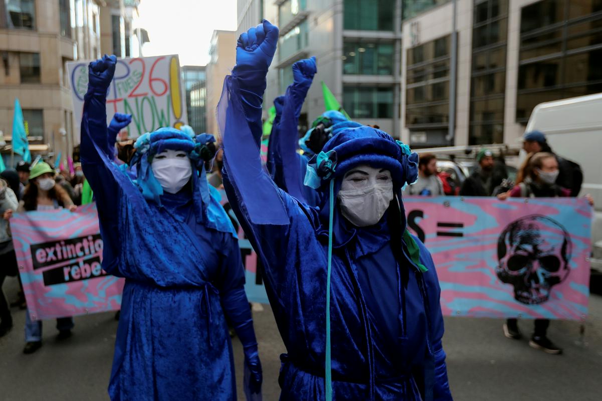 Tretji dan podnebne konference v Glasgowu spremljajo protesti okoljskih aktivistov. Foto: Reuters