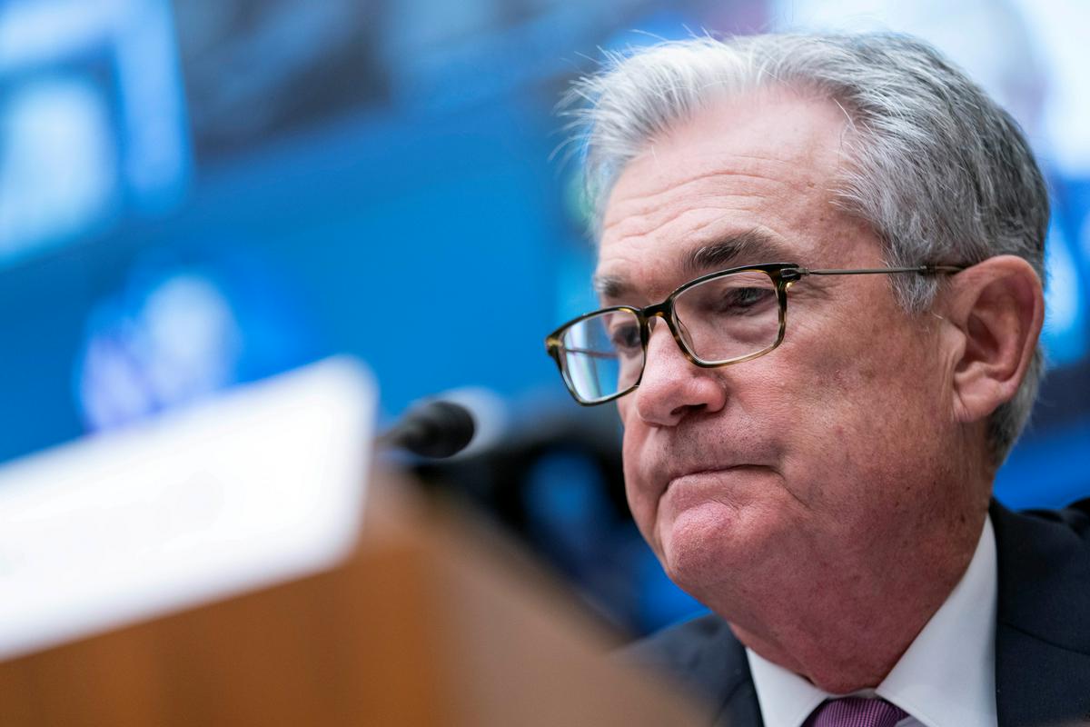 V petek je guverner ameriške centralne banke Jerome Powell povedal, da tudi zaradi težav regionalnih bank morda vendarle ne bo treba več tako močno višati obrestnih mer, da bi ukrotili inflacijo. Foto: Reuters V petek je guverner ameriške centralne banke Jerome Powell povedal, da tudi zaradi težav regionalnih bank morda vendarle ne bo treba več tako močno višati obrestnih mer, da bi ukrotili inflacijo. Foto: Reuters