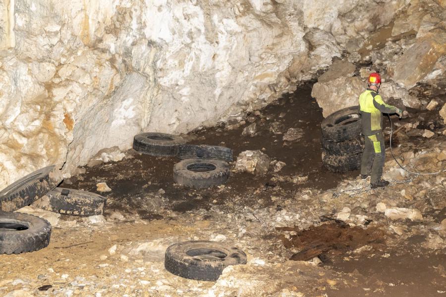 Odstranjevanje odpadnih gum za tovornjake, ki so v jami ležale kar 40 let. Foto: Marko Pršina