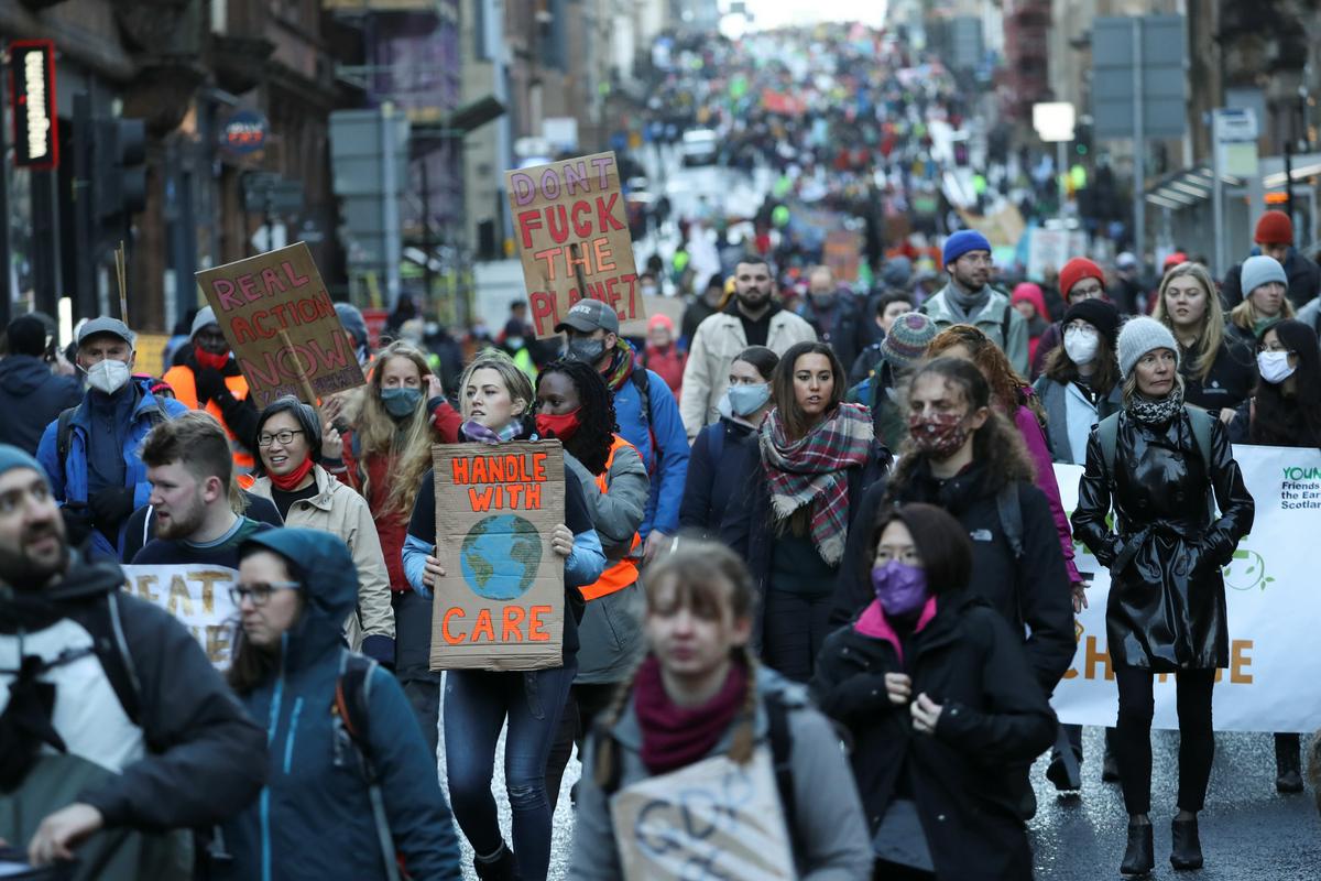 V Glasgowu se je po navedbah organizatorjev zbralo 100.000 protestnikov. Foto: Reuters