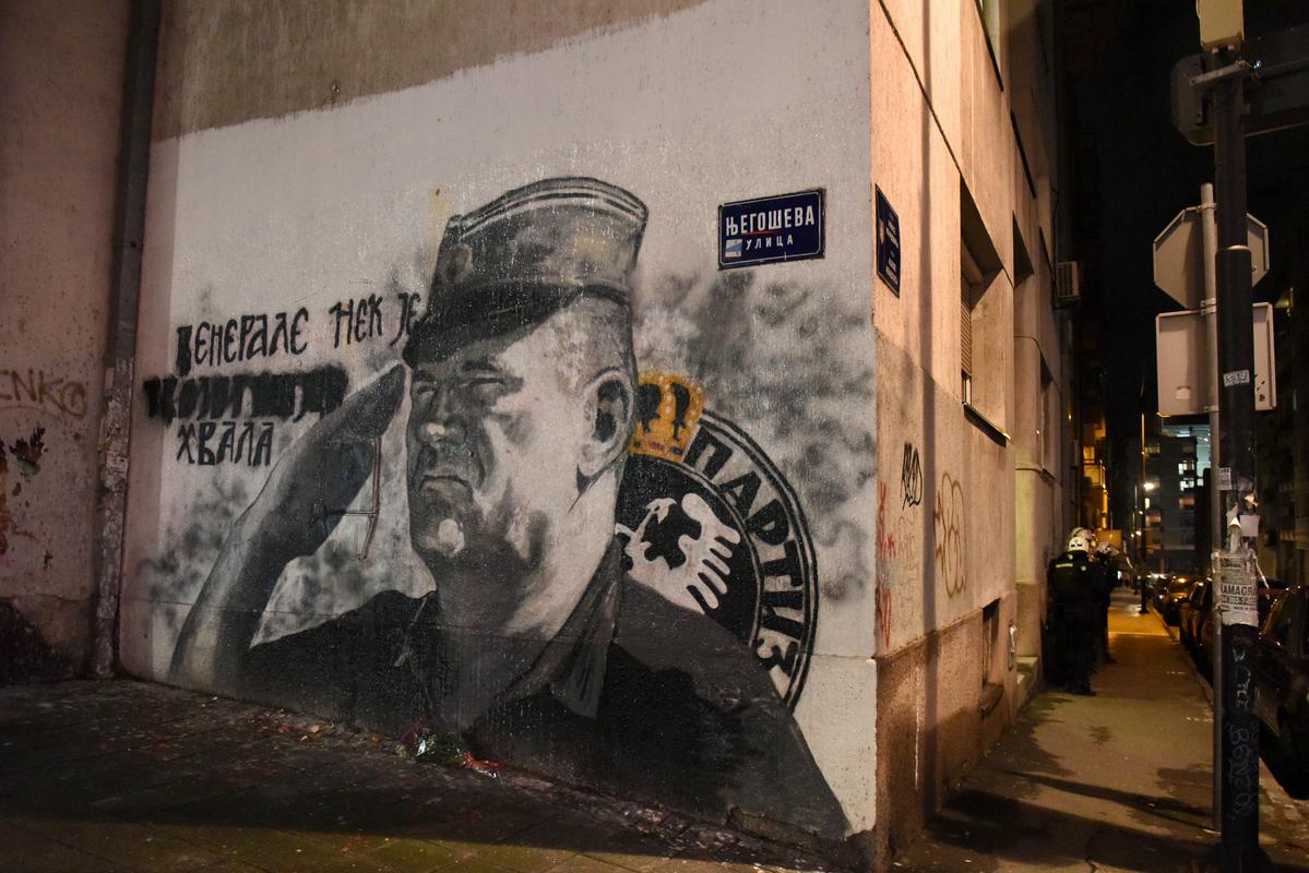 Nasprotniki stenske poslikave vojnega zločinca Mladića so policijo obtoževali, da varuje poslikavo. Foto: Reuters