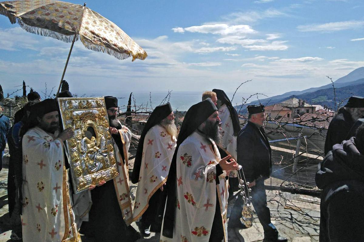 Nespoštovanje ukrepov velja predvsem v primeru nekaterih grških pravoslavnih cerkvah. Foto: EPA