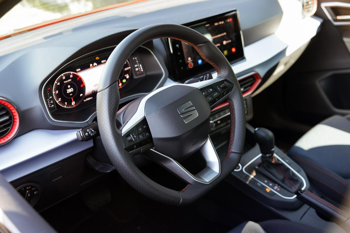Notranjost prinaša višjo stopnjo povezljivosti, vključno z uporabniškimi vmesniki Seat Connect, CarPlay in Android Auto ter glasovnim upravljanjem 