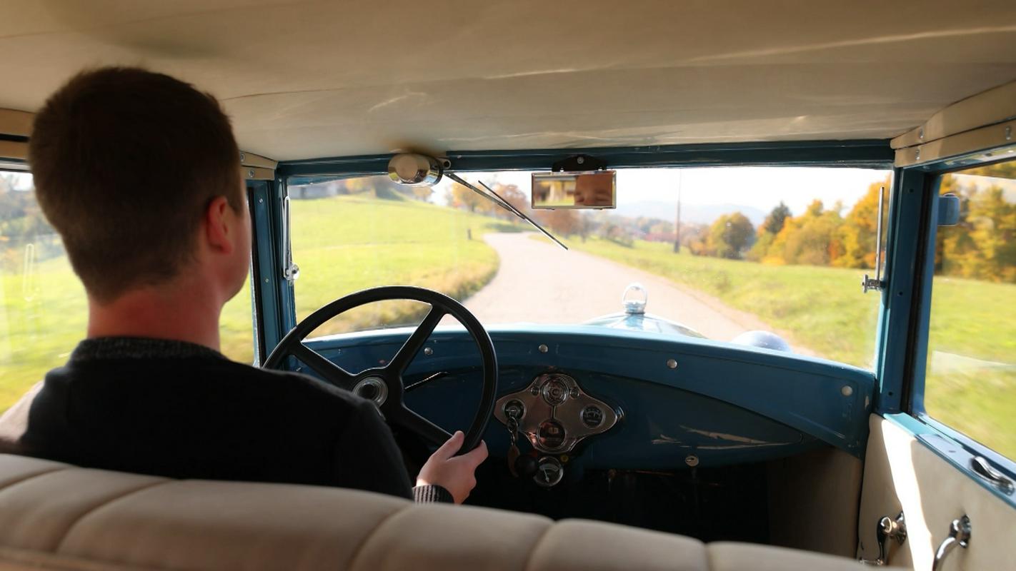 Anton Janežič pravi, da je ford model A avto za pomiriti dušo. V njem se čas ustavi. Foto: MMC RTV SLO/Avtomobilnost