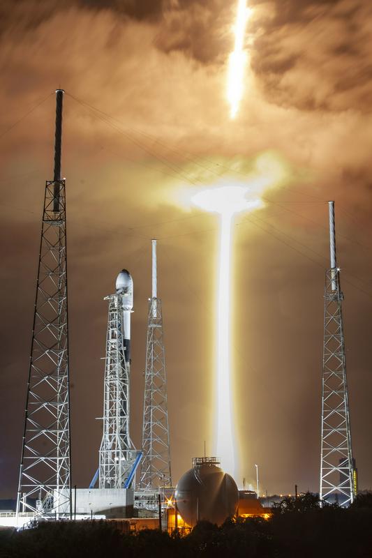 V ozadju izstrelitev Falcona 9 misije Crew-3, v ospredju Falcon 9, ki je pozneje izstrelil Starlinke.  Foto: SpaceX