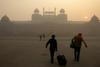 V New Delhiju zapirajo šole zaradi smoga