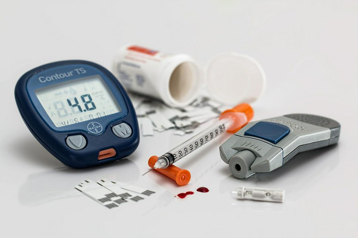 Na začetku se sladkorna bolezen zdravi s spreminjanjem življenjskega sloga, prehranjevalnih navad, pozneje z zdravili in na koncu z inzulinom. Foto: Pixabay