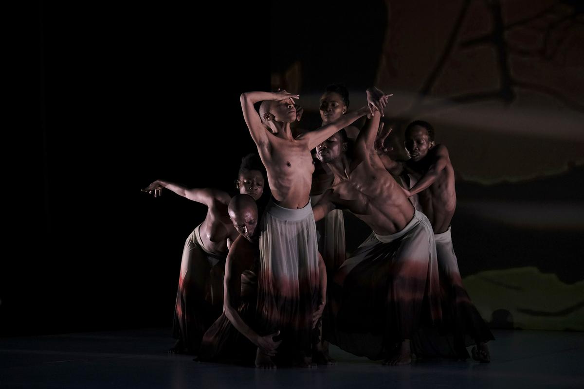 Minimalizem in prvinskost plesa južnoafriškega ljudstva Tsvana. Foto: Cankarjev dom/John Hogg