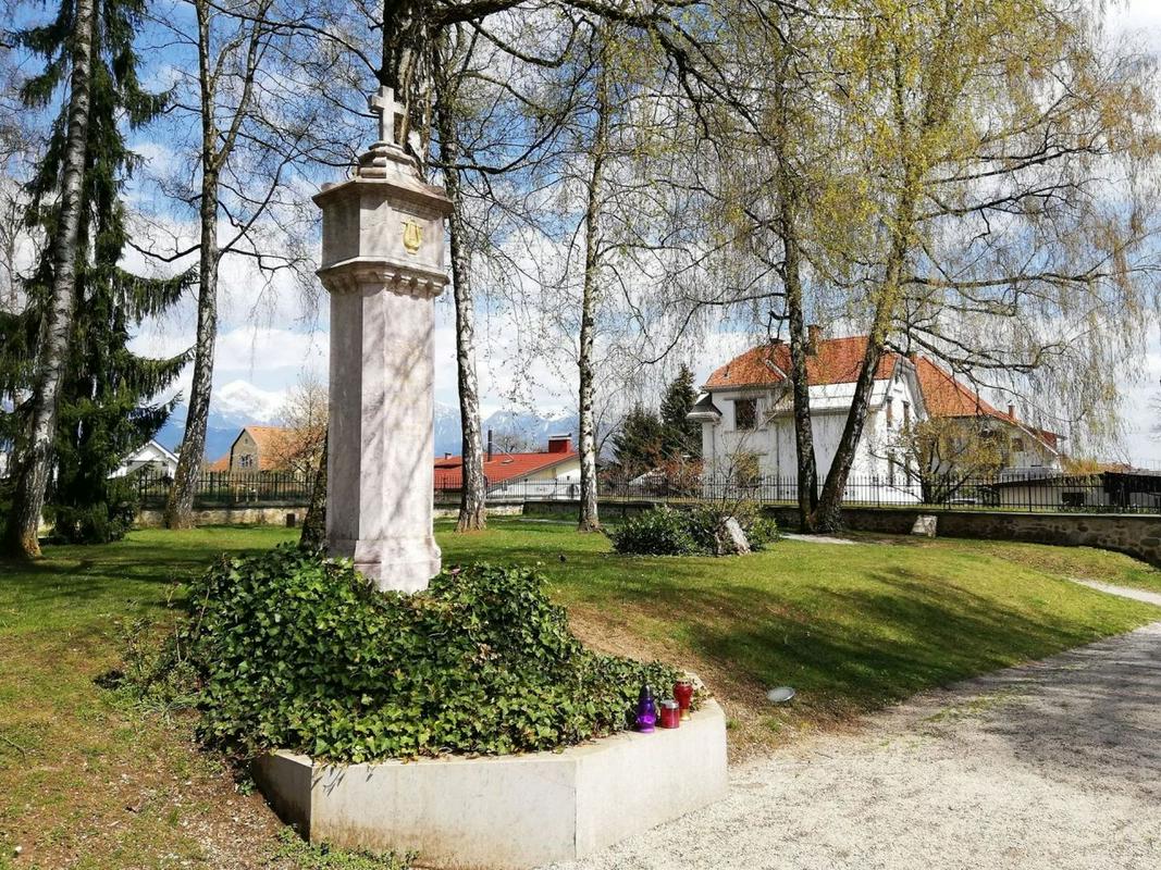 V Prešernovem gaju je pokopan največji slovenski pesnik, zato se Kranj imenuje tudi Prešernovo mesto. Foto: RTV Slovenija