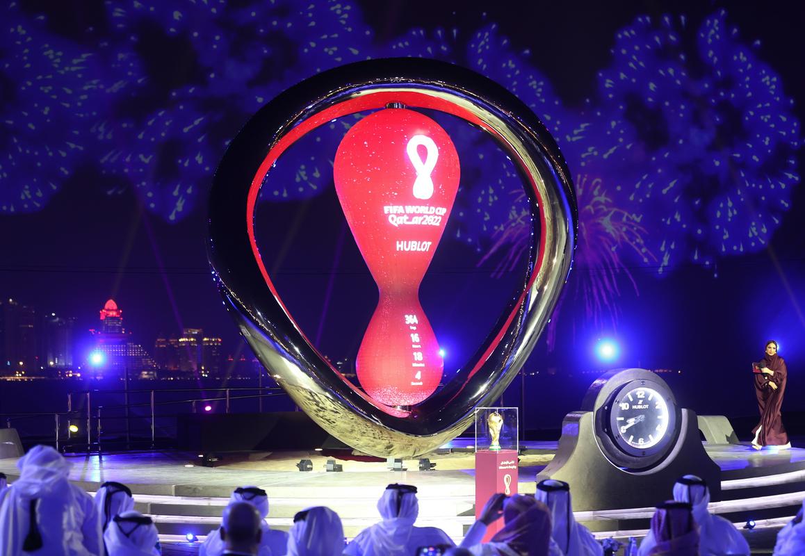 Ura na Cornichu v Dohi odšteva dneve, ure in minute ter sekunde do začetka 22. svetovnega prvenstva v nogometu. Čez točno 364 dni se bo igrala prva tekma med Katarjem in še nedoločeno reprezetanco na položaju A2. Foto: Reuters