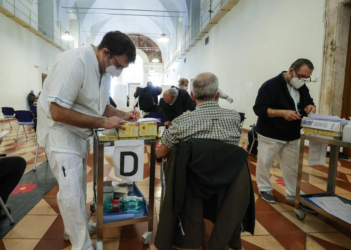 Cepljenje v rimski bolnišnici San Giovanni Addolorata. Foto: EPA