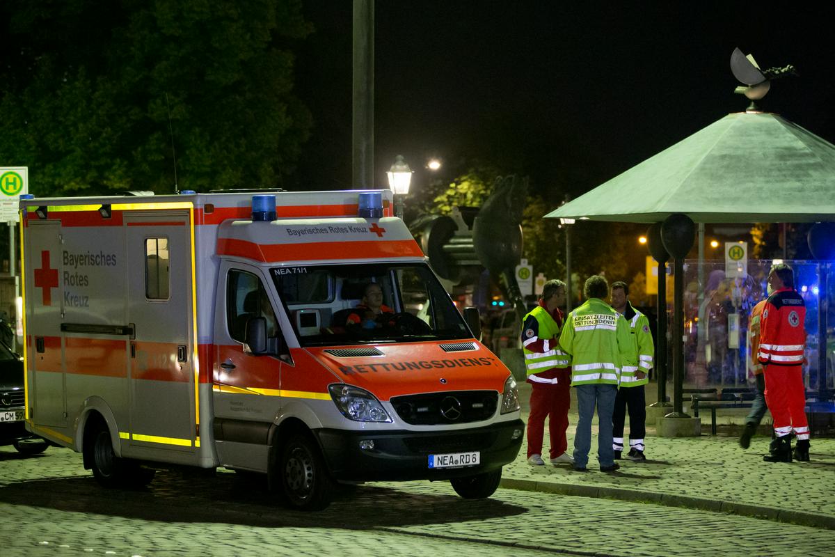 Covidne bolnike iz Nizozemske v Nemčijo vozijo z reševalnimi vozili. (Fotografija je simbolična.) Foto: EPA