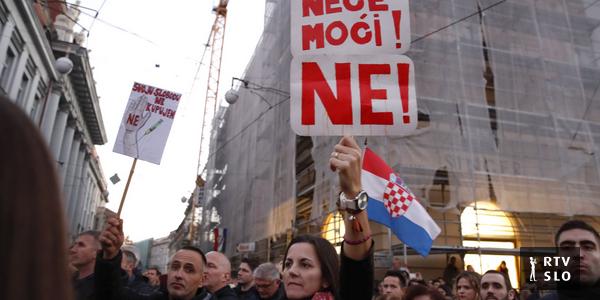 Von der Leyen : « To je pandemija necepljenih. »  Hrvaška z denarno kaznijo nad nespoštovanje PCT-ja.