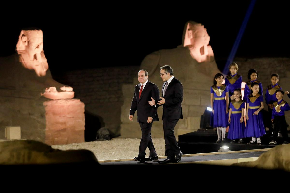 Predsednik Abdel Fatah Al Sisi in minister za turizem in antikvitete Khaled El Enany na otvoritveni slovesnosti. Foto: Reuters