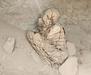 V Peruju odkrili vsaj 800 let staro z vrvmi prevezano mumijo, ki si z rokami prekriva obraz